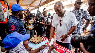 Présidentielle au Ghana : Mahama devant Bawumia dans les sondages