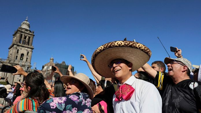 Record number mariachis belt out classic songs in Mexico City plaza