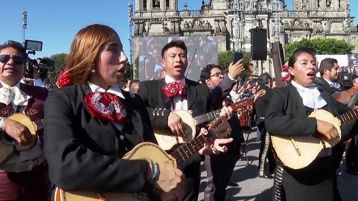 No Comment : les mariachis se réunissent à Mexico pour battre le record du monde de chant