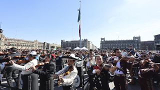 Musicisti si riuniscono per battere il record del maggior numero di mariachi che si esibiscono insieme a Città del Messico, domenica 10 novembre 2024.