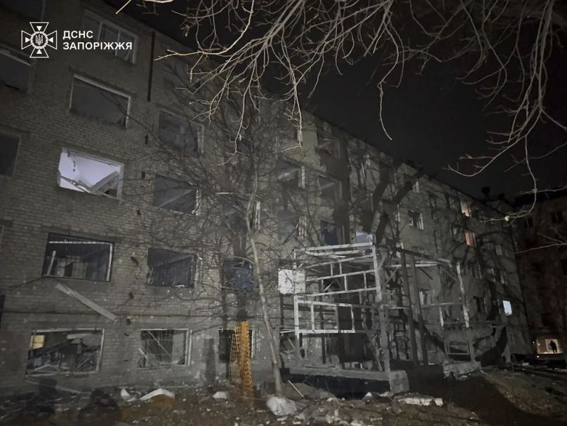 صورة قدمتها هيئة الطوارئ الأوكرانية تظهر مبنى مدمرًا بهجوم روسي في زابوريجيا بأوكرانيا في 11 تشرين الثاني نوفمبر 2024 