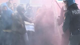 Gli scontri tra manifestanti di Casa Pound e la polizia a Bologna sabato (9 novembre 2024)