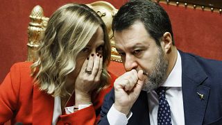 La presidente del Consiglio Giorgia Meloni e il ministro Matteo Salvini, al centro delle polemiche di questi giorni a Bologna, ritratti in Senato il mese scorso 