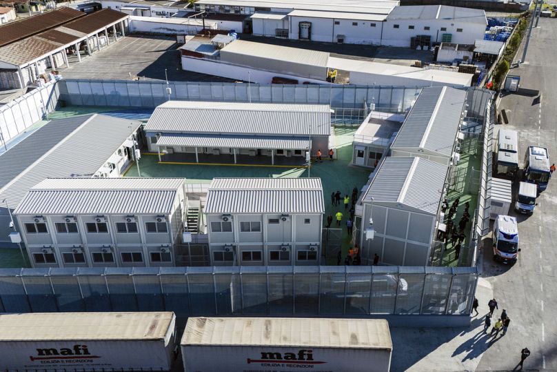 Légi felvétel a menekülteket fogadó létesítményről az északnyugat-albániai Shengjin kikötőjében 2024. november 8.