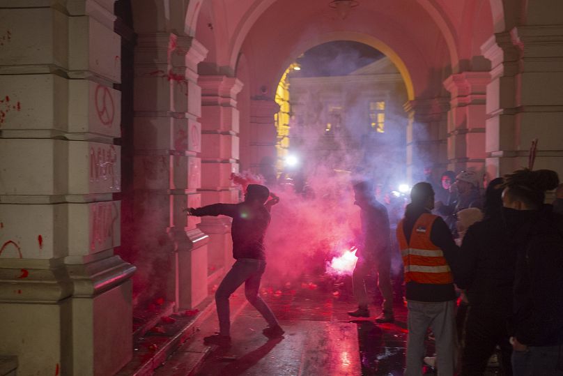 Un manifestant devant l'hôtel de ville de Novi Sad, lors d'une manifestation après l'effondrement d'un auvent en béton qui a tué 14 personnes, en Serbie, mardi 5 novembre 2024