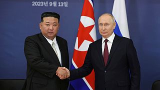 Il presidente russo Vladimir Putin, a destra, e il leader nordcoreano Kim Jong Un si stringono la mano durante un incontro nell'estrema regione orientale dell'Amur, in Russia, il 13 settembre 2023. 