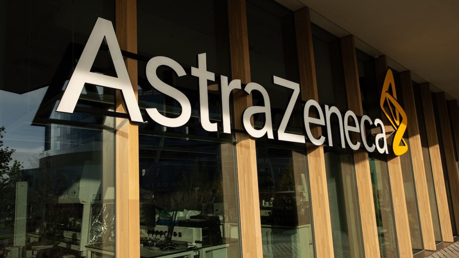 Η AstraZeneca ξεπερνά τις προσδοκίες και αυξάνει τις προβλέψεις παρά τα  προβλήματα στην Κίνα | Euronews