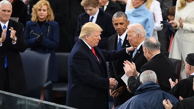 Kézfogás 2017-ben Trump megválasztása után, velük Barack Obama leköszönő elnök