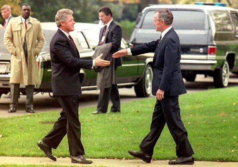Bush leköszönö elnök fogadja a megválasztott Bill Clintont, 1992