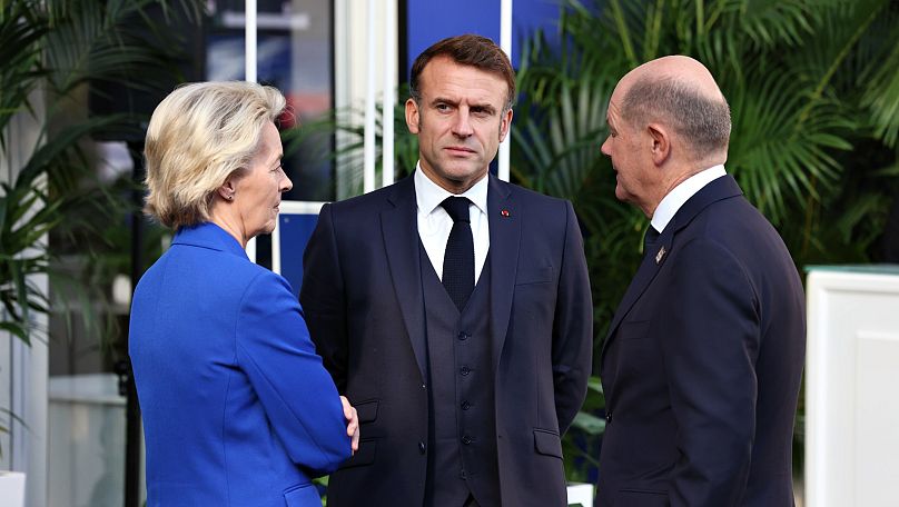 Ursula von der Leyen, Emmanuel Macron y Olaf Scholz durante la reunión en Budapest.