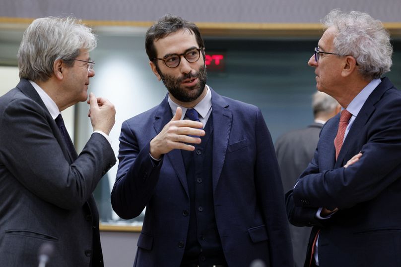 Il commissario europeo per l'Economia Paolo Gentiloni, il ministro dell'Economia spagnolo Carlos Cuerpo e il direttore generale del Mes Pierre Gramegna a Bruxelles