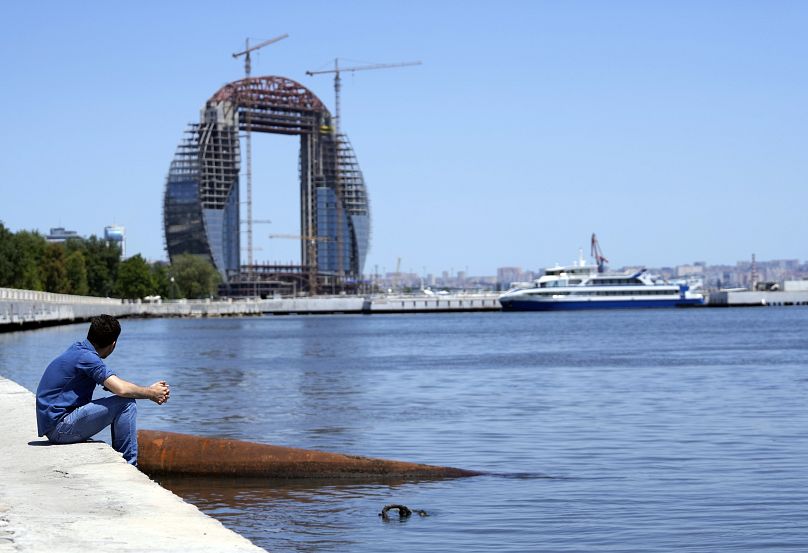 A capital do Azerbaijão, Baku, situa-se nas margens do Mar Cáspio, que está a diminuir