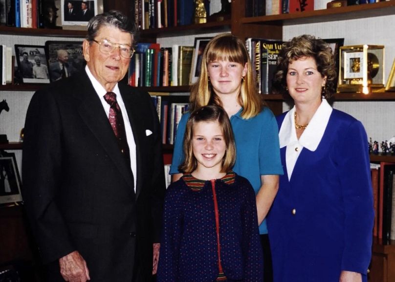 Susie Wiles két lányával, Katie-vel és Caroline-nal Ronald Reagan irodájában, 1998-ban