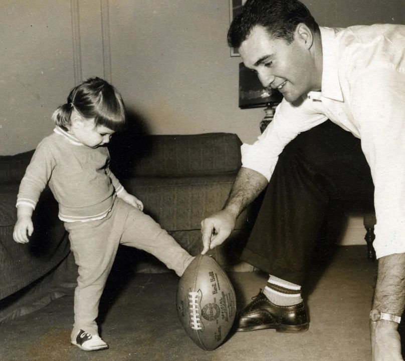 Susie és édesapja, Pat Summerall New York-i otthonukban, 1960-ban