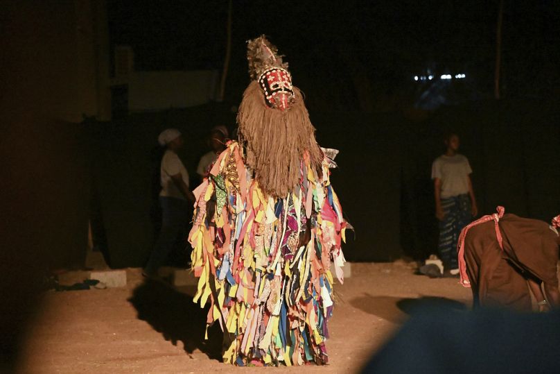 ممثل يشارك في مهرجان "ريكرياتاليس" المسرحي الدولي المقام في واغادوغو، بوركينا فاسو، الاثنين 28 أكتوبر/تشرين الأول 2024.