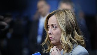 Il primo ministro italiano Giorgia Meloni parla con i media al suo arrivo al vertice dell'Unione Europea alla Puskas Arena di Budapest, in Ungheria, venerdì 8 novembre 2024.