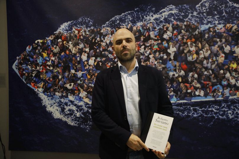 Saviano az „In mare non esistono taxi” című esszékötetének milánói bemutatóján - 2019. július 1. 