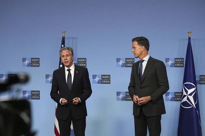 Le secrétaire d'État américain Antony Blinken avec le secrétaire général de l'OTAN Mark Rutte avant une réunion au siège de l'OTAN à Bruxelles, le mercredi 13 novembre 2024.