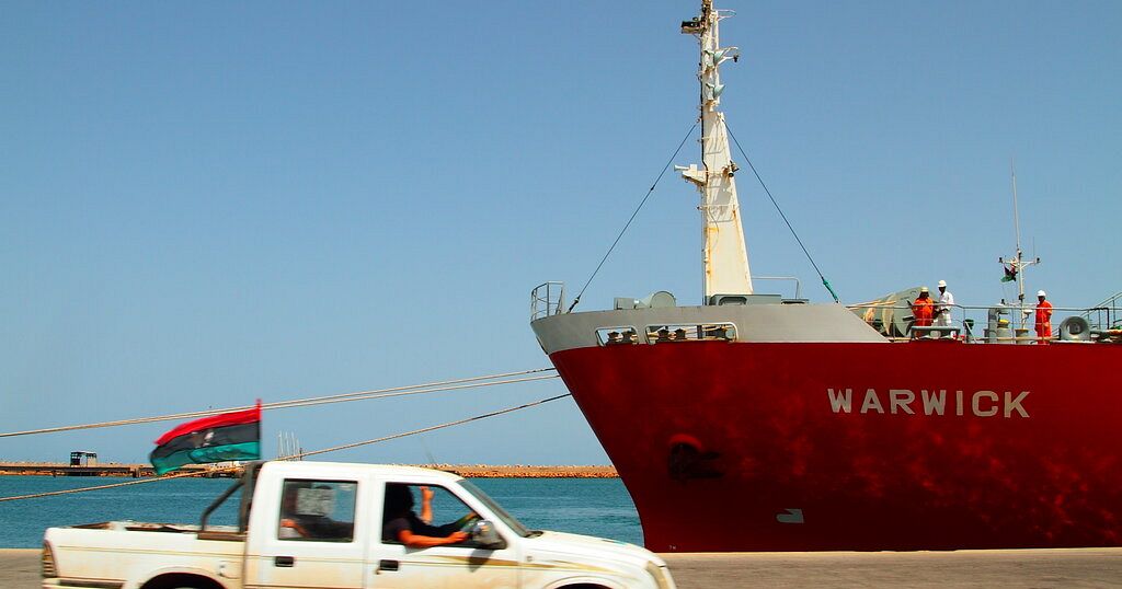 Libyan protesters block oil valves demanding release of kidnapped General Libyan protesters block oil valves demanding release of kidnapped General