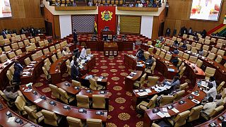 Ghana : un budget provisoire adopté de justesse 