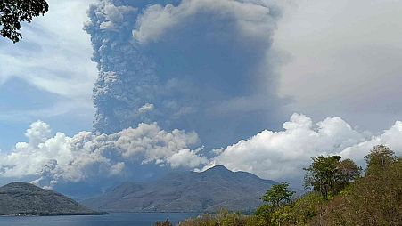 Planina Lewotobi Laki Laki izbacuje vulkanski materijal tijekom erupcije u istočnom Floresu, Indonezija, u subotu, 9. studenog 2024.
