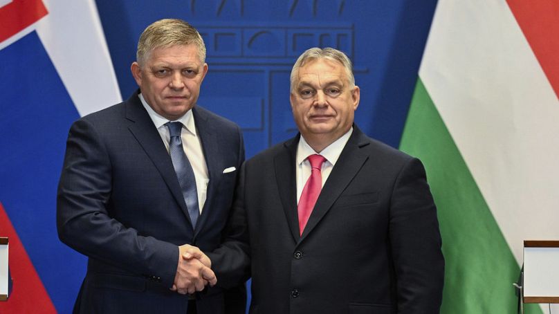 Slovakya Başbakanı Robert Fico ve Macaristan Başbakanı Viktor Orban el sıkışıyor, Budapeşte, 16 Ocak 2024.