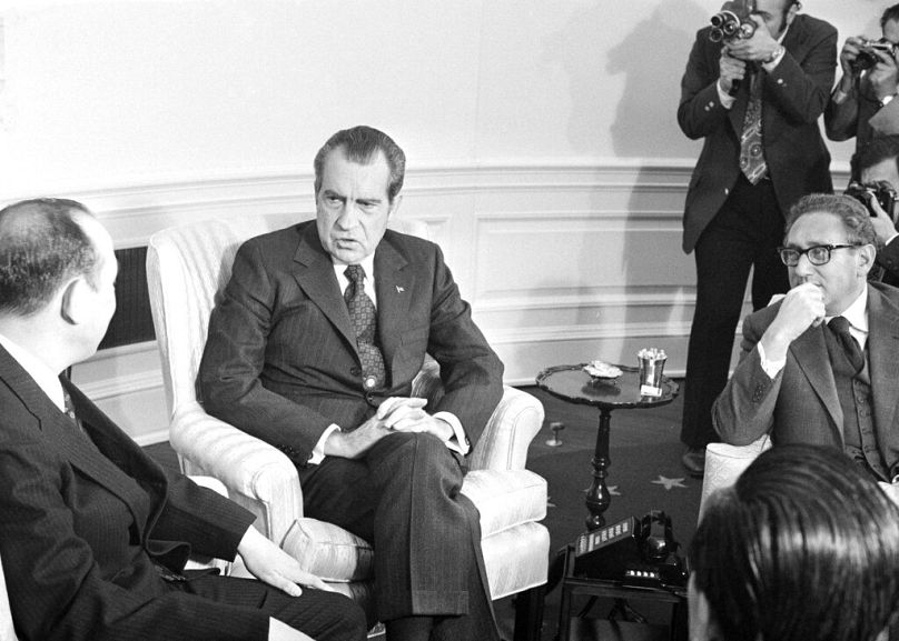 Richard Nixon a Fehér Házban Nguyen Thu Duc dél-vietnami követtel és Henry Kissinger amerikai külügyminiszterrel 1972. november 30-án