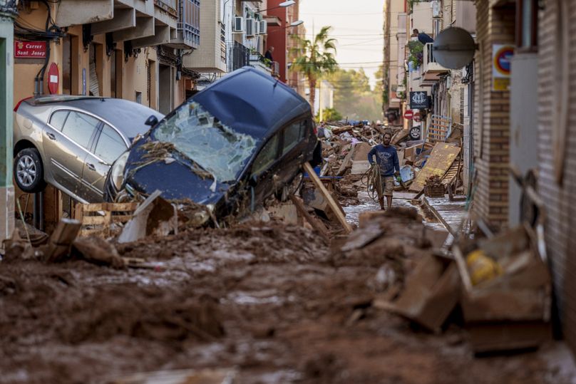 Un hombre camina por una calle afectada por las inundaciones en Valencia, España, el sábado 2 de noviembre de 2024.