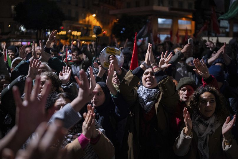 Des participantes au rassemblement contre le gala « Israël est éternel » organisé par l'extrême droite israélienne à Paris.