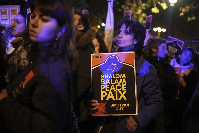 Des manifestants participent au rassemblement contre le gala « Israël est éternel », à Paris