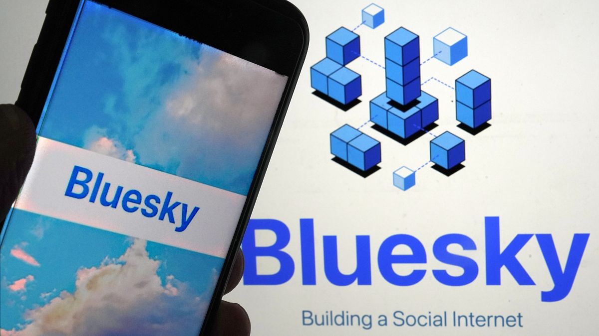 ARCHIVO - La aplicación para Bluesky se muestra en un teléfono móvil, a la izquierda, y en la pantalla de un ordenador portátil el 2 de junio de 2023, en Nueva York.