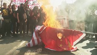 Scontro tra manifestanti e polizia a Lima a margine del vertice APEC