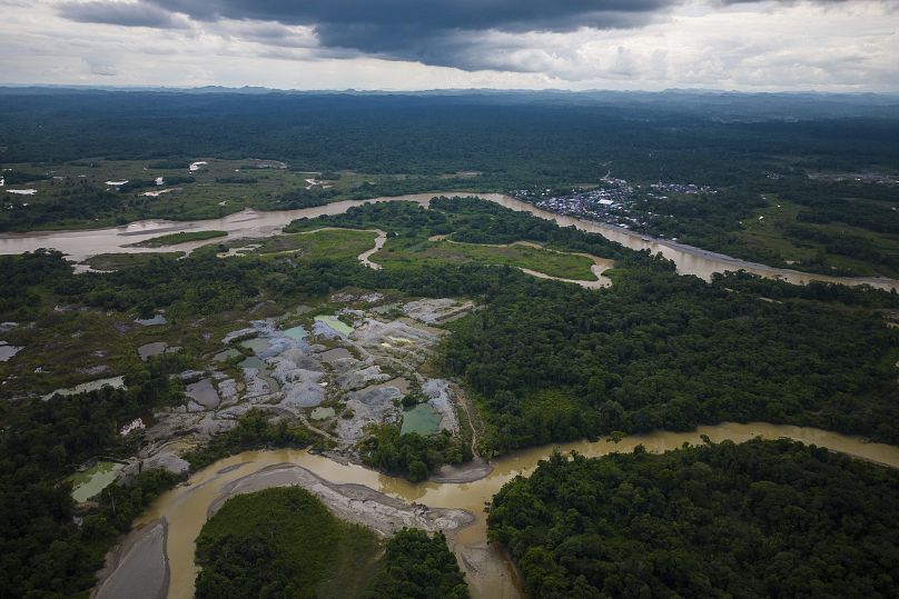 Déforestation visible due à l'exploitation minière illégale sur les rives de la rivière Quito, près de Paimado, en Colombie, le lundi 23 septembre 2024. 