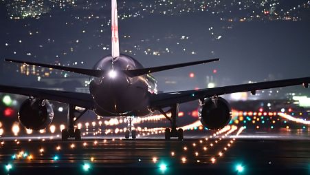 Avion u zračnoj luci noću