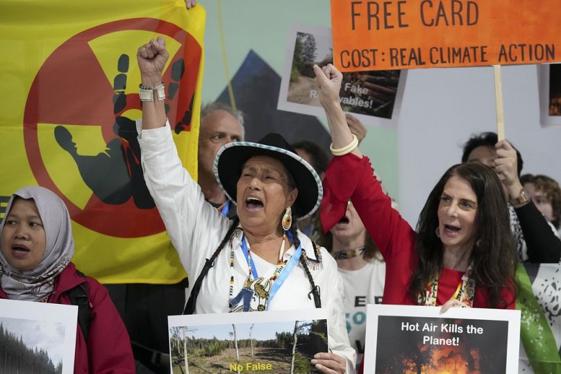 Des activistes participent à une manifestation lors du sommet climatique de l'ONU COP29, le jeudi 14 novembre 2024, à Bakou, en Azerbaïdjan.