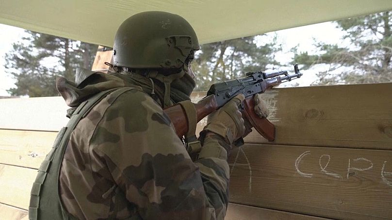 Soldados ucranianos entrenan en un campo militar al este de Francia, 13 noviembre 2024