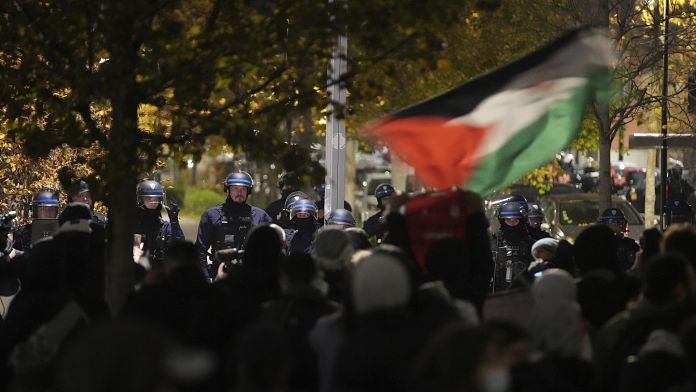 Centinaia di persone protestano contro la partita di calcio Francia-Israele a Parigi