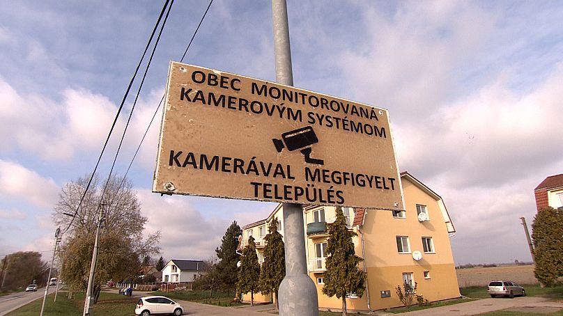 Kétnyelvű tábla Izsán