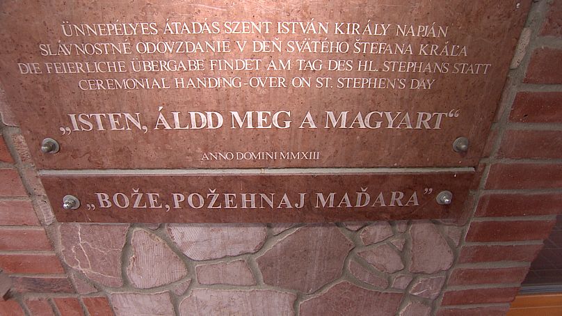 „Isten, áldd meg a magyart" - a szabályoknak megfelően magyar és szlovák nyelven