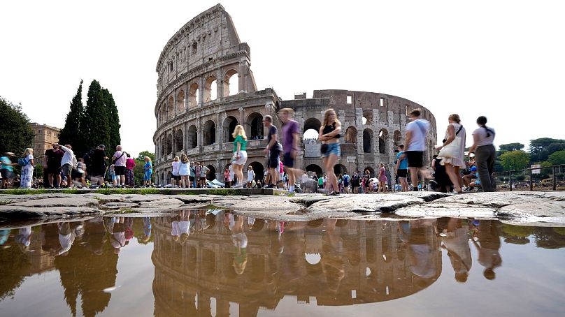 Turistas andan alrededor del Coliseo, Roma (ARCHIVO)