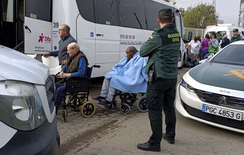 Les résidents sont évacués de la maison de retraite où au moins 10 personnes sont mortes dans un incendie près de Saragosse,