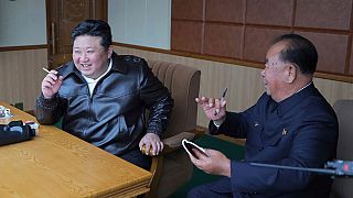 In questa foto fornita dal governo nordcoreano, il leader Kim Jong Un, a sinistra, ispeziona i test di droni progettati per schiantarsi contro gli obiettivi, in Corea del Nord. 