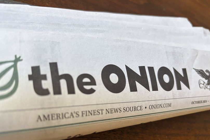 Eine Ausgabe des Satiremagazins The Onion ist am Donnerstag, 14. November 2024, in Little Rock, Ark, zu sehen.