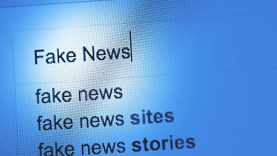 Bu stok görselde arama motoruna 'fake news' yazıldığı görülüyor