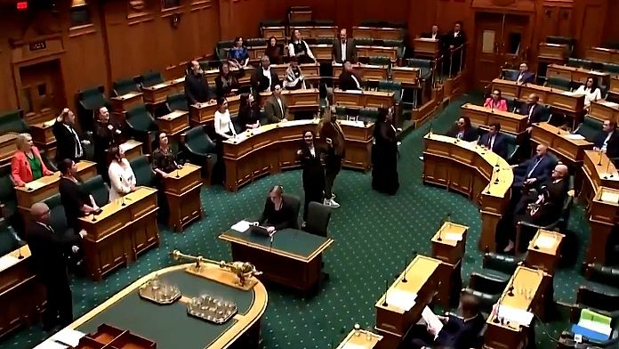 No Comment : des députés font un haka en pleine séance pour défendre les droits des Maoris