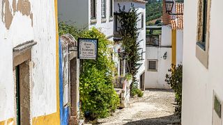 Situato a 80 chilometri a nord di Lisbona, Óbidos è un villaggio medievale circondato da alte e formidabili mura.