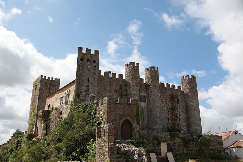 Óbidos ospita un castello monumentale che domina le case imbiancate a calce e le tortuose strade acciottolate della città. 