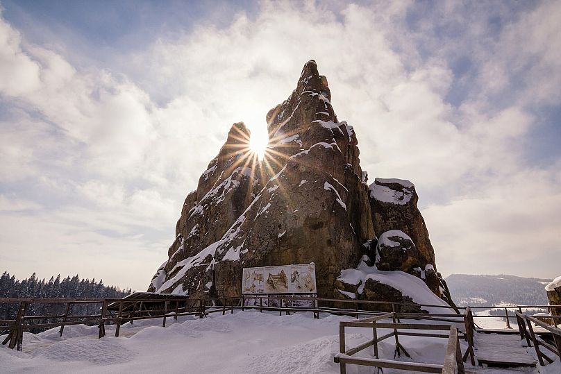 Il villaggio è rinomato per i resti della fortezza di Tustan, una notevole struttura in legno e roccia risalente al XIII-XVI secolo. 