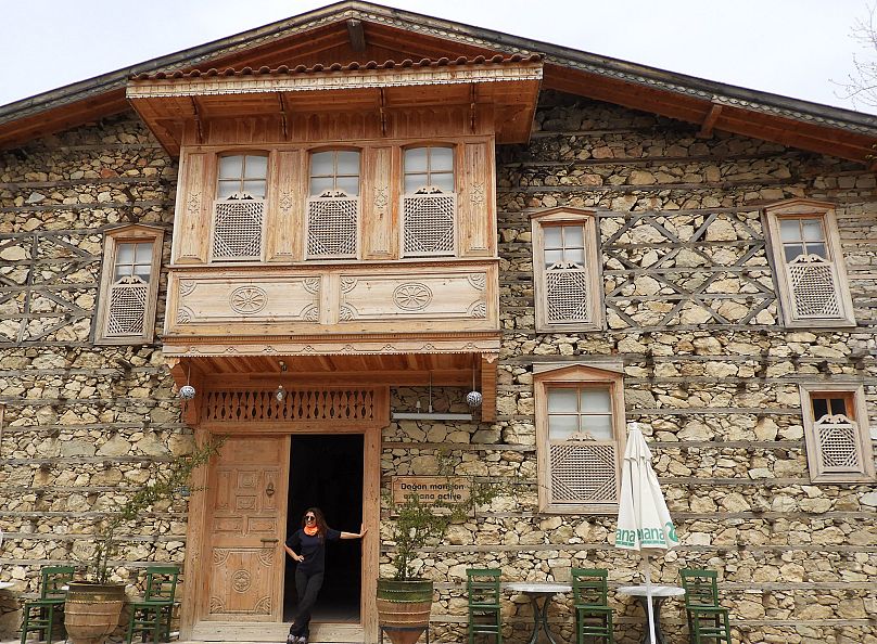 Le Button Houses di Ormana sono abitazioni tradizionali adornate con caratteristiche architettoniche uniche che richiamano l'eredità nomade del villaggio. 