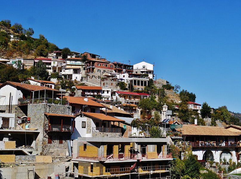 Kalopanayiotis è caratterizzata da un'architettura tradizionale, da strette strade acciottolate e da viste panoramiche sul fiume e sul tranquillo paesaggio della valle.